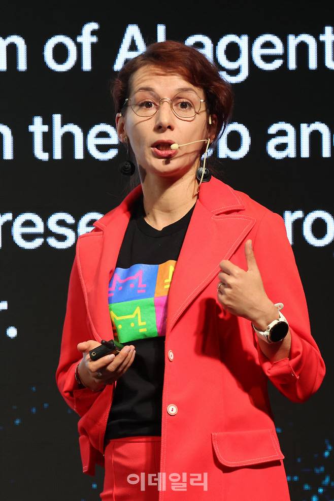 [이데일리 이영훈 기자] 스테파니아 드루가 전 구글 딥마인드 AI 연구과학자가 19일 서울 중구 더플라자 호텔에서 열린 ‘제 12회 이데일리 글로벌 AI포럼(GAIF 2025)’에서 글로벌 AI 시장을 이끄는 혁신 리더십 ‘미국’ 주제로 기조연설을 하고 있다.