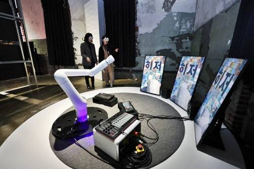 19일 서울 중구 문화역서울 284 RTO에서 열린 국립한글박물관 '글(자)감(각): 쓰기와 도구' 전시 언론설명회에서 참석자들이 조영각 작가의 작품 '기획향'을 관람하고 있다. (사진=연합뉴스)