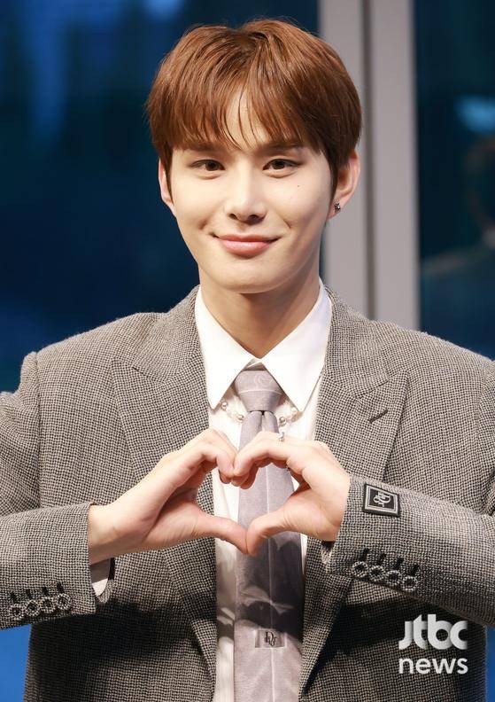 그룹 NCT 도재정 정우가 16일 오후 서울 서초구 잠원동 서울웨이브 아트센터에서 진행된 NCT 도재정 첫 미니앨범 'Perfume' 데뷔 기념 런칭쇼에 참석해 포즈를 취하고 있다. 김현우 엔터뉴스팀 기자 kim.hyunwoo3@jtbc.co.kr (콘텐트비즈니스본부)