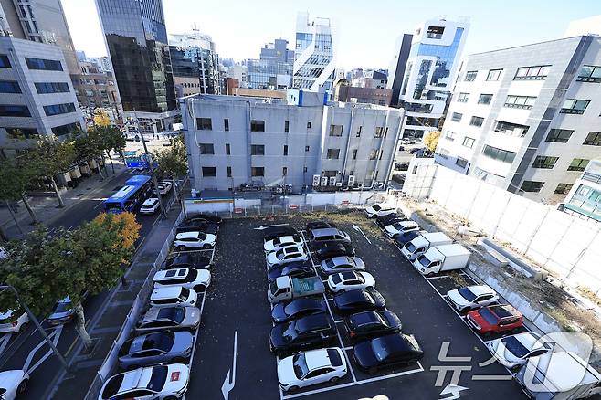 서울 강남구 역삼동 유료주차장으로 사용 중인 남욱 변호사 소유의 500억 원 대 부지. 2025.11.18/뉴스1 ⓒ News1 박정호 기자
