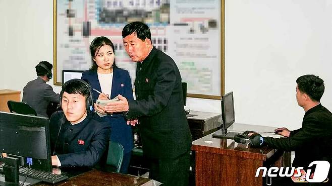 (평양 노동신문=뉴스1) = 북한 강원도 정보통신국 일꾼들의 모습 [국내에서만 사용가능. 재배포 금지. DB 금지. For Use Only in the Republic of Korea. Redistribution Prohibited] rodongphoto@news1.kr