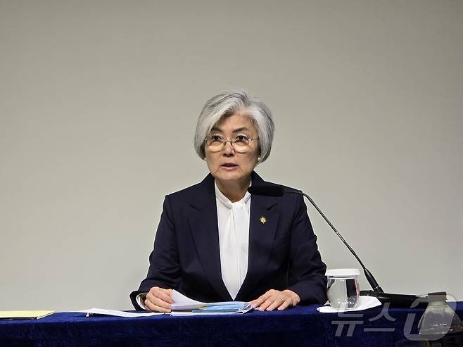 강경화 주미대한민국대사가 18일(현지시간) 워싱턴DC 한국문화원에서 열린 한국 특파원단 간담회에서 모두 발언을 하고 있다. 2025.11.18. ⓒ News1 류정민 특파원