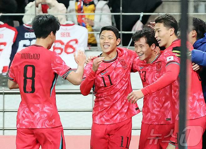 18일 오후 서울 마포구 서울월드컵경기장에서 열린 ‘하나은행 초청 국가대표팀 친선경기’ 대한민국과 가나와의 경기에서 후반 이태석(왼쪽 세번째)이 헤더 선제골을 넣고 기쁨을 나누고 있다. 2025.11.18/뉴스1 ⓒ News1 황기선 기자