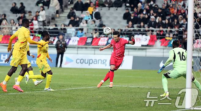 18일 오후 서울 마포구 서울월드컵경기장에서 열린 ‘하나은행 초청 국가대표팀 친선경기’ 대한민국과 가나와의 경기에서 후반 이태석이 헤더 선제골을 넣고 있다. 2025.11.18/뉴스1 ⓒ News1 황기선 기자