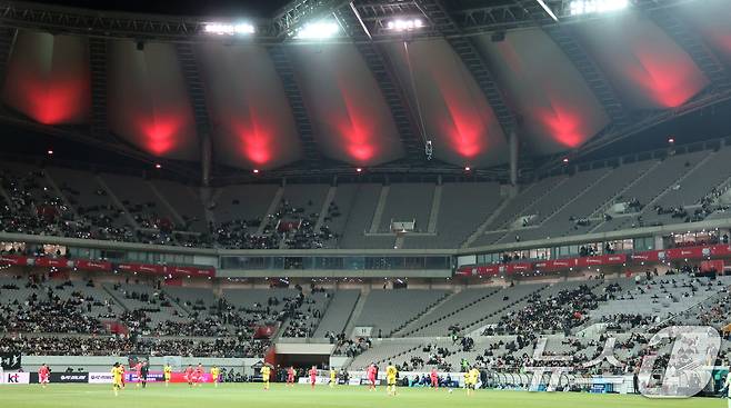 18일 오후 서울 마포구 서울월드컵경기장에서 열린 ‘하나은행 초청 국가대표팀 친선경기’ 대한민국과 가나와의 경기에 빈자리가 보이고 있다. 2025.11.18/뉴스1 ⓒ News1 황기선 기자