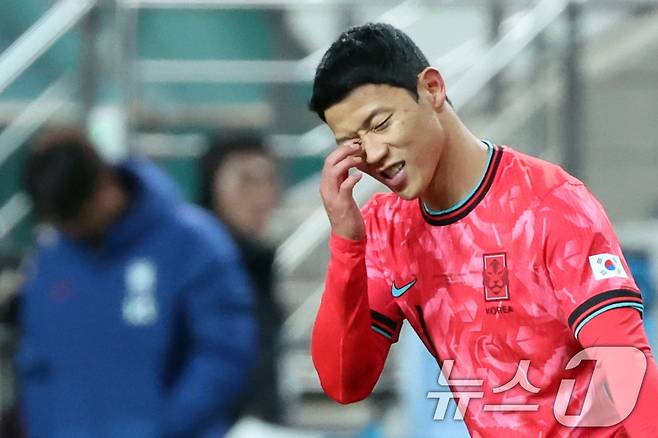 18일 오후 서울 마포구 서울월드컵경기장에서 열린 ‘하나은행 초청 국가대표팀 친선경기’ 대한민국과 가나와의 경기에서 대한민국 황희찬이 페널티킥을 실패한 후 아쉬워하고 있다. 2025.11.18/뉴스1 ⓒ News1 황기선 기자