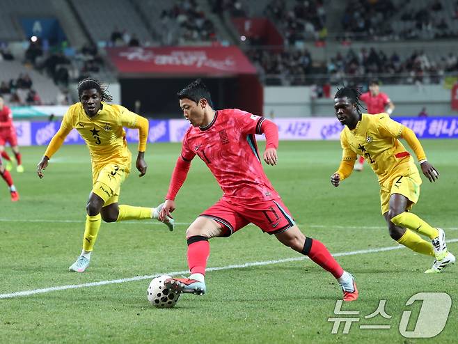 18일 오후 서울 마포구 서울월드컵경기장에서 열린 ‘하나은행 초청 국가대표팀 친선경기’ 대한민국과 가나와의 경기에서 후반 황희찬이 드리블 돌파를 시도하고 있다. ⓒ News1 박지혜 기자