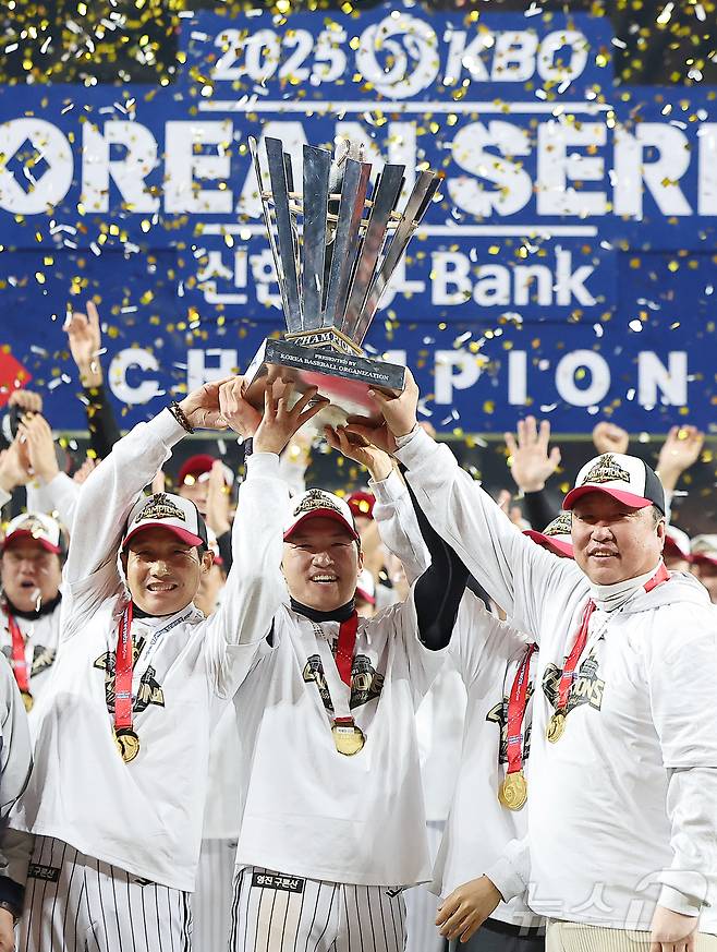 왼쪽부터 LG 트윈스의 염경엽 감독, 박해민, 차명석 단장. 2025.10.31/뉴스1 ⓒ News1 김진환 기자