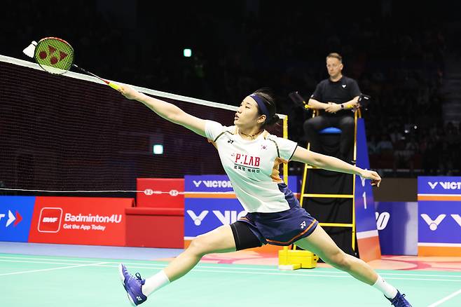 안세영이 28일 경기도 수원체육관에서 열린 세계배드민턴연맹(BWF) 월드투어 슈퍼 500 코리아오픈 여자단식 결승에서 일본 야마구치 아카네와 경기를 하고 있다. 사진 | 연합뉴스