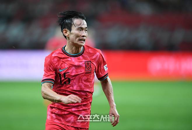김문환이 14일 서울월드컵경기장에서 열린 남자 축구 국가대표 평가전 파라과이와 경기에서 골대로 전력질주하고 있다.  2025. 10. 14. 최승섭기자 thunder@sportsseoul.com