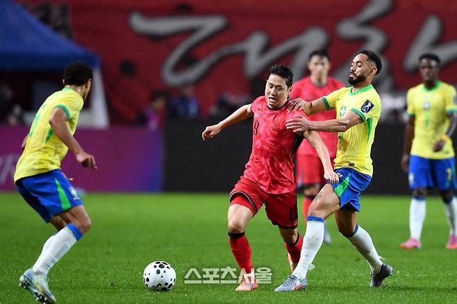 이강인이 10일 서울월드컵경기장에서 열린 남자 축구 국가대표 평가전 브라질과 경기에서 상대를 따돌리고 드리블을 하고 있다. 2025. 10. 10. 최승섭기자 thunder@sportsseoul.com