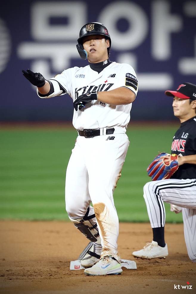 갱백호가 2루타를 친 뒤 세리머니를 하고 있다. 사진 | KT 위즈