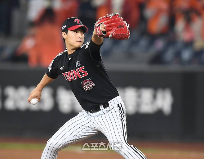 LG 투수 이정용이 30일 대전 한화생명볼파크에서 열린 2025 KBO 한국시리즈 4차전 한화와 경기 8회 역투하고 있다. 대전 | 최승섭기자 thunder@sportsseoul.com