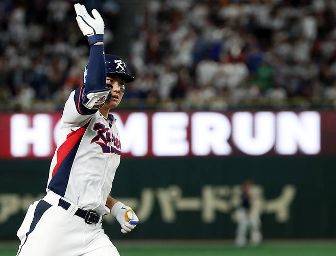 16일 일본 도쿄돔에서 열린 2025 K베이스볼 시리즈 대한민국과 일본의 평가전. 9회말 2사 주자없는 상황 김주원이 동점 솔로홈런을 쏘아올린 뒤 그라운드를 돌고 있다. 사진 | 도쿄=연합뉴스