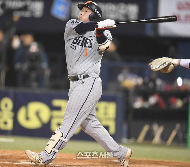 한화 안치홍이 27일 잠실야구장에서 열린 2025 KBO 리그 LG와 경기 5회초 1사 파울을 치고 있다. 잠실 | 최승섭기자 thunder@sportsseoul.com