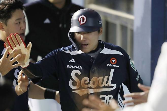 두산 추재현이 11일 서울 잠실구장에서 열린 2025 KBO리그 정규시즌 LG전 5회초 득점 후 더그아웃에 들어오며 동료들과 하이파이브하고 있다. 사진 | 두산 베어스