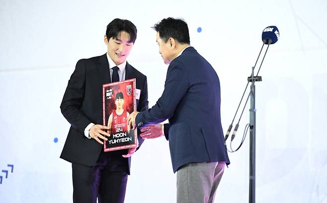 문유현과 유도훈 감독의 모습. 사진 | KBL