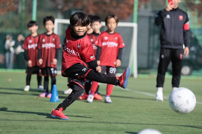 비산체육공원/ 2025 K리그 퓨처스 페스티벌 축구 클리닉/ 부천 어린이 참가자/ 사진 김경태