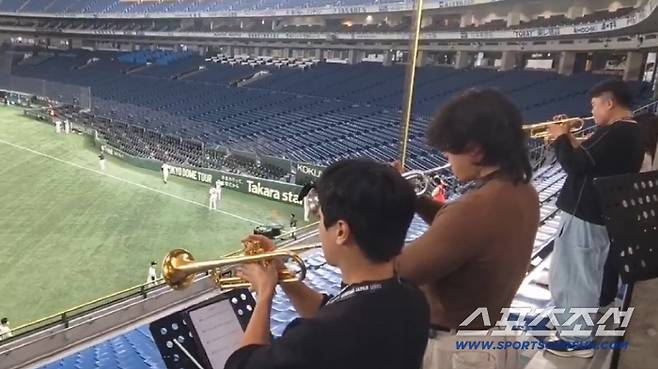 11월14일 대표팀 공식훈련에서 연주연습을 하는 트럼페터들. 사진제공=무로이 마사야