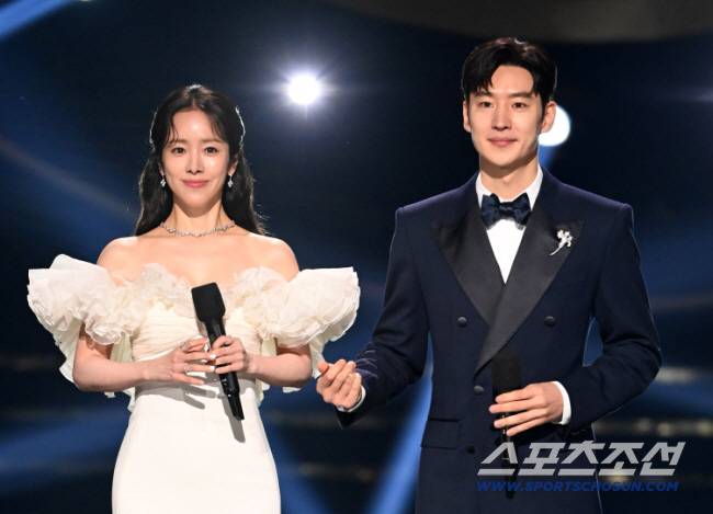 제45회 청룡영화상 시상식이 29일 여의도 KBS홀에서 열렸다. MC 한지민, 이제훈이 인사말을 하고 있다. 허상욱 기자wook@sportschosun.com/2024.11.29/