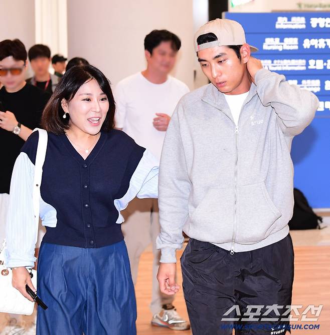 이정후가 9월 30일 오후 인천공항 제2터미널을 통해 귀국했다. 리코스포츠 이예랑 대표와 함께 입국장을 나서고 있는 이정후.인천공항=송정헌 기자songs@sportschosun.com/2025.09.30/