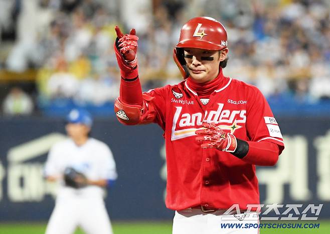 13일 대구 라이온즈파크에서 열린 삼성과 SSG의 준PO 3차전. 4회초 2사 2루 SSG 최지훈이 적시타를 날린 뒤 환호하고 있다. 대구=박재만 기자 pjm@sportschosun.com/2025.10.13/