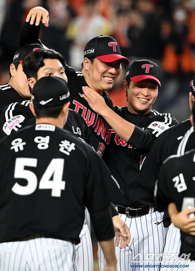 31일 대전 한화생명볼파크에서 열린 LG와 한화의 한국시리즈 5차전. LG가 승리하며 한국시리즈 우승을 차지했다. 동료들과 기쁨을 나누는 김현수의 모습. 대전=허상욱 기자wook@sportschosun.com/2025.10.31/
