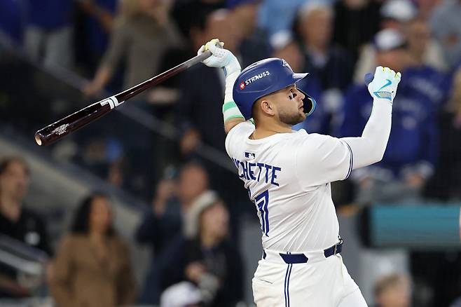 TORONTO, ONTARIO - NOVEMBER 01: Bo Bichette #11 of the Toronto Blue Jays hits a three-run home run against Shohei Ohtani #17 of the Los Angeles Dodgers during the third inning in game seven of the 2025 World Series at Rogers Center on November 01, 2025 in Toronto, Ontario.   Emilee Chinn/Getty Images/AFP (Photo by Emilee Chinn / GETTY IMAGES NORTH AMERICA / Getty Images via AFP)







<저작권자(c) 연합뉴스, 무단 전재-재배포, AI 학습 및 활용 금지>