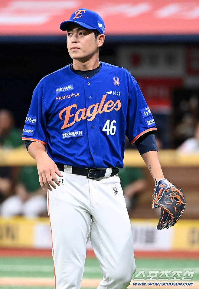 28일 고척스카이돔에서 열린 한화와 키움의 경기, 8회말 투구를 마친 한화 이태양이 더그아웃으로 향하고 있다. 고척=허상욱 기자wook@sportschosun.com/2025.08.28/