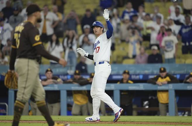 지난 6월 20일(한국시각) 다저스타디움에서 열린 샌디에이고전에서 9회말 로버트 수아레즈의 100마일 공에 등을 맞고 출루하던 오타니가 벤치클리어링을 하려는 동료들을 향해 손을 들어 만류하고 있다. AP연합뉴스