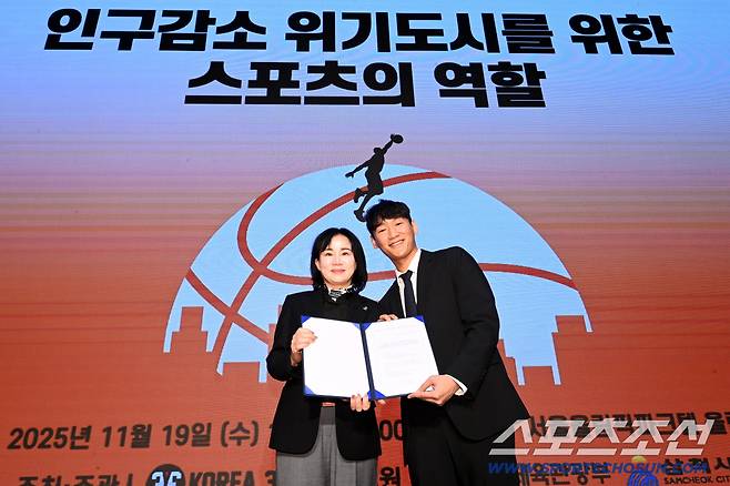 2025 스포츠케이션 컨퍼런스 '인구감소 위기도시를 위한 스포츠의 역할'이 19일 올림픽파크텔 올림피아홀에서 열렸다. 허재영 학생이 하영미 문화관광체육국장에게 제안서를 전달하고 있다. 허상욱 기자wook@sportschosun.com/2025.11.19/