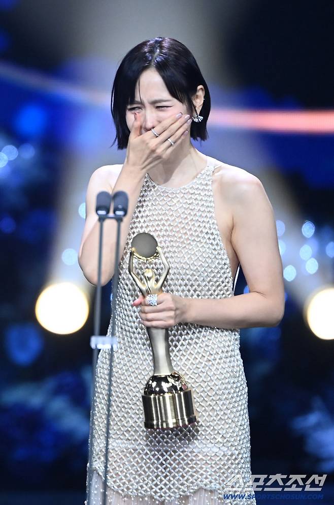 제46회 청룡영화상 시상식이 19일 여의도 KBS홀에서 열렸다. 여우주연상을 수상한 손예진이 기뻐하고 있다. 허상욱 기자 wook@sportschosun.com/2025.11.19/