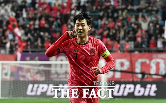 한국축구의 '캡틴' 손흥민이 최근 홍명보호 출전 시간이 줄어들어 우려를 자아내고 있다. 사진은 대한민국과 볼리비아의 평가전에서 프리킥 선제골을 넣은 손흥민. /대전월드컵경기장=박헌우 기자