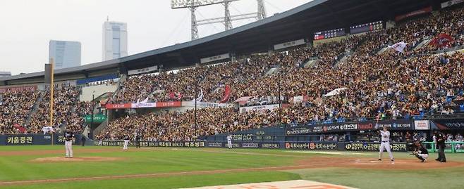 지난달 26일 서울 잠실야구장에서 열린 2025 프로야구 KBO리그 포스트시즌 한국시리즈 1차전 한화 이글스와 LG 트윈스의 경기에 관중들이 응원전을 펼치고 있다. 연합뉴스