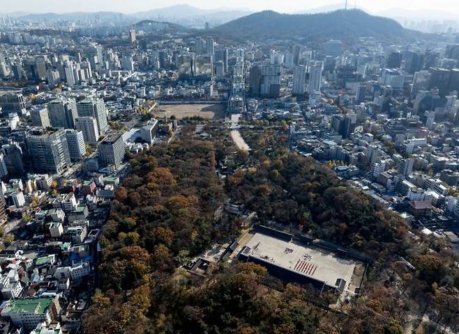 종묘 인근 재개발을 두고 여야가 대립을 이어가고 있는 18일 서울 종로구 종묘 너머로 세운4구역 재개발 지구가 보이고 있다. 연합뉴스