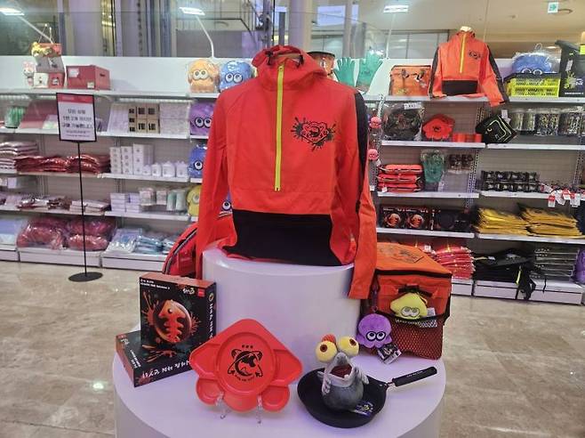 팝업 스토어 내부에 마련된 스플래툰 굿즈 매대. 박재현 기자