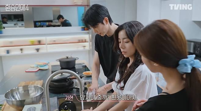 티빙 오리지널 '환승연애4' 11회에서 X커플 원규와 지현의 갈등이 폭발한다. 원규는 지현에게 노골적으로 불만을 표출하고, 지현은 원규의 X셔츠를 입은 지연을 목격 후 "운명의 장난 같다"며 충격에 빠진다. '커플티' 사태로 불리는 이 사건은 원규와 지연의 깊어진 관계를 암시하며 세 사람의 삼각관계에 긴장감을 더한다. ‘환승연애4’ 11화 공개일은 19일이며, 공개 시간은 저녁 6시다.