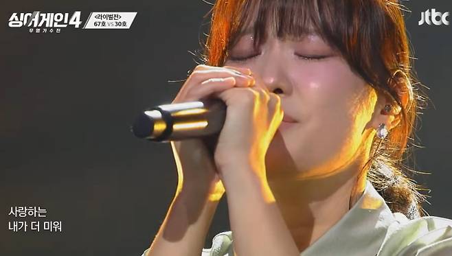 18일 방송된 '싱어게인4' 3라운드 라이벌전에서 파이브돌스 출신 67호가 탈락 위기에 놓였다. 67호는 양파의 '사랑..그게 뭔데'를 선곡해 섬세한 보컬을 선보였지만, 김현식의 '내 사랑 내 곁에'를 부른 30호에게 7대 1로 패배했다. 심사위원들은 30호의 안정적인 가창력과 감정선을 높이 평가했다. 한편, 수술 후 회복 중인 28호는 도원경의 '다시 사랑한다면'으로 심사위원 8명 전원의 선택을 받는 '올 어게인'을 기록하며 4라운드에 진출했다. 69호는 조덕배의 '꿈에'를 재해석했으나, 발음의 부정확성을 지적받으며 28호에게 패배했다. '싱어게인4'는 이처럼 예측불허의 결과와 참가자들의 뛰어난 무대로 매회 화제를 모으고 있다.