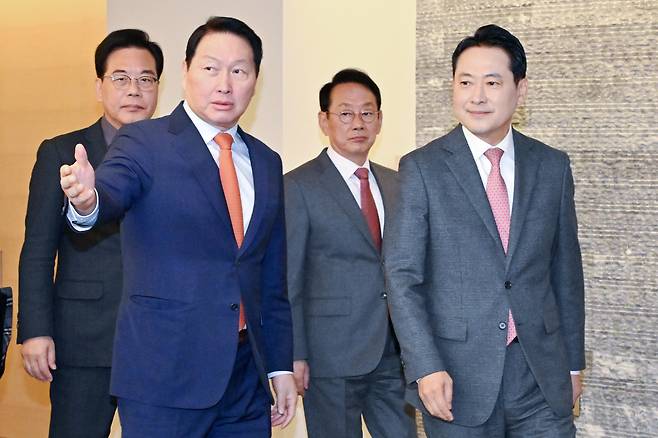 장동혁 국민의힘 대표와 최태원 대한상공회의소 회장이 19일 서울 중구 대한상의에서 열린 정책 간담회에 참석하고 있다./뉴스1