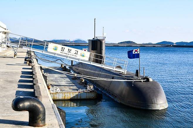 지난 18일 대한민국해군 최초의 잠수함 장보고함이 다음날 마지막 항해를 앞두고 진해 해군기지에 정박해 있다. 해군 제공