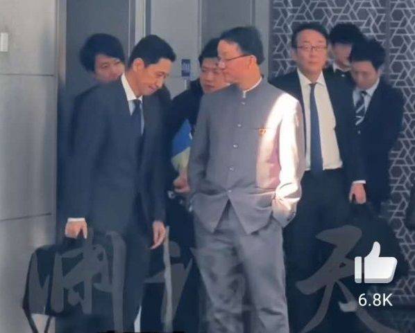 중국중앙(CC)TV 산하 SNS 계정인 위위안탄톈은 18일 류진쑹 외교부 아주사 사장과 가나이 마사아키 일본 외무성 아시아대양주국장이 베이징에서 회담을 진행한 이후의 모습이 담긴 듯한 영상을 현지 SNS 웨이보에 게재했다. 영상에는 중국과 일본 당국자의 상반된 행동이 담긴 모습이 시선을 끌었다. 위위안탄톈 웨이보 계정. /사진=뉴시스