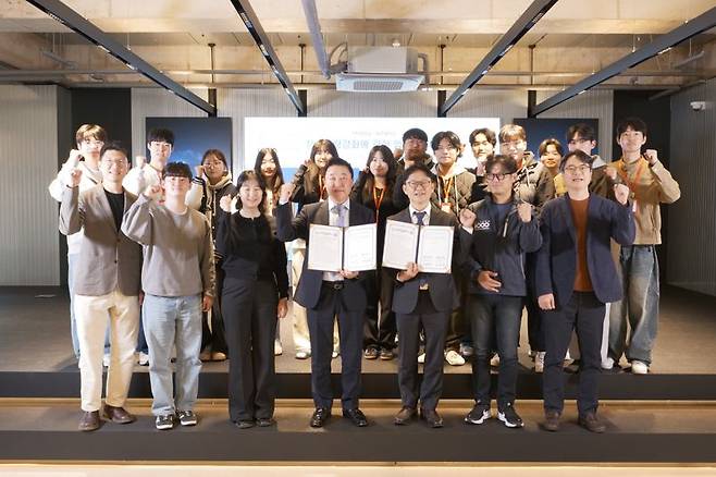 가천대가 17일 대학 AI관에서 제주대와 창업역량강화에 관한 업무 협약식을 개최하고 기념사진을 촬영하고 있다. 가천대 제공