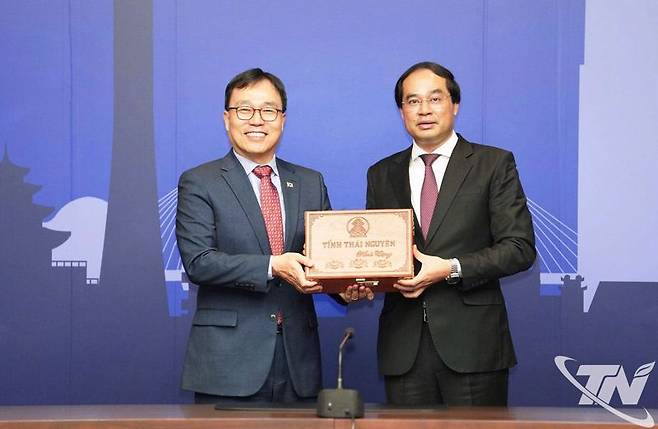 최영삼 주베트남 대사(왼쪽)는 18일 주베트남 한국 대사관에서 찡 쑤언 쯔엉 타이응우옌성 당서기를 만나 기념품을 전달받고 있다. 베트남 타이응우옌성 제공