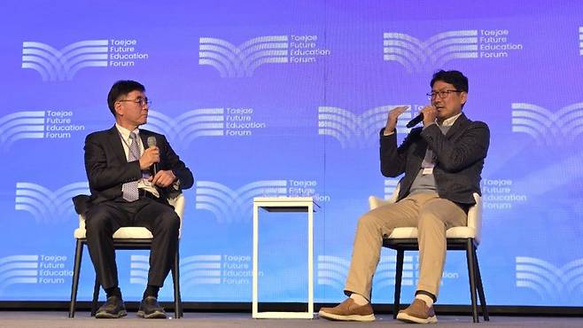 폴 김 전 스탠퍼드 교육대학원 부학장과 맹성현 태재대학교 부총장이 19일 서울 여의도 중소기업중앙회 KBIZ홀에서 열린 '제3회 태재미래교육포럼 2025'의 대담시간에 AI 교육 혁신에 대해 의견을 나누고 있다. 사진=김만기 기자