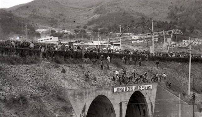 1980년 4월22일 사북광업소로 통하는 안경다리에서 광부들과 진압경찰 사이에 투석전이 벌어져 경찰 1명이 숨지고 70여명이 다쳤다. 영화사 느티 제공