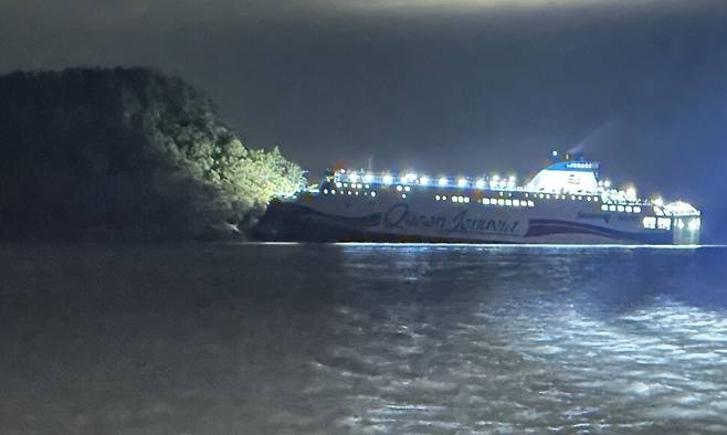 19일 오후 8시 17분께 전남 신안군 장산면 장산도 인근 해상에서 267명이 탄 여객선이 좌초됐다. 해경은 경비정을 급파해 승객들을 목포로 이송하고 있다. 연합뉴스