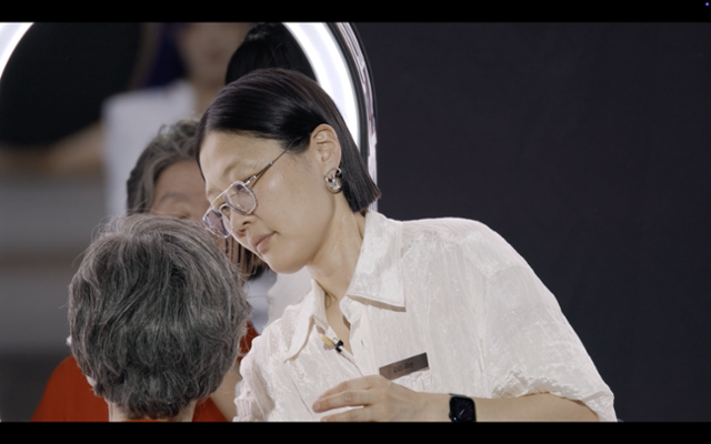 '저스트 메이크업'의 최종 우승자인 파리금손(민킴)이 마지막 경연에서 원로배우 반효정에게 메이크업을 하고 있다. 쿠팡플레이 제공