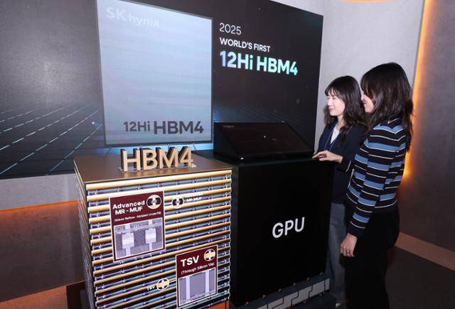 10월 22일 서울 강남구 코엑스에서 열린 제27회 반도체 대전(SEDEX 2025)을 찾은 관람객들이 SK하이닉스 부스에서 6세대 HBM(HBM4)을 살펴보고 있다. 뉴스1