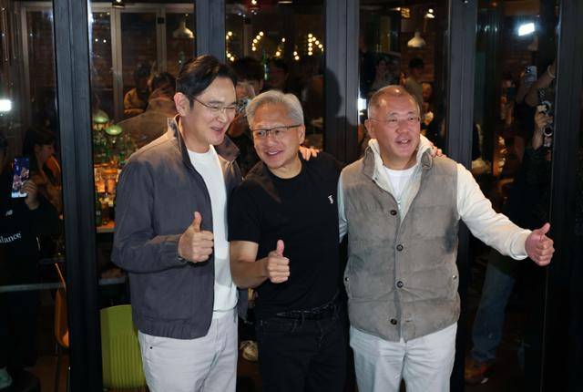 차세대 AI 반도체의 주도권은 메모리 반도체로 기울어질 전망이나, 현재 독점을 유지하고 있는 미국 엔비디아와의 헤게모니 다툼도 불가피하다. 이재용(왼쪽부터) 삼성전자 회장, 젠슨 황 엔비디아 최고경영자(CEO), 정의선 현대차그룹 회장이 10월 30일 서울 강남구 삼성동의 한 치킨집에서 회동을 마친 뒤 기념촬영을 하고 있다. 뉴스1
