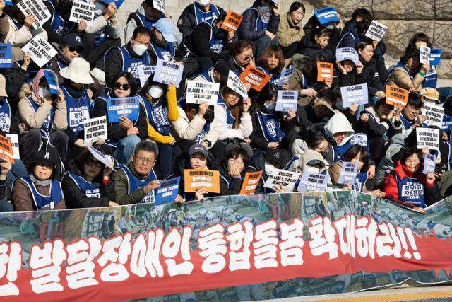 전국장애인부모연대 회원들이 19일 서울 여의도 국회 본청 앞에서 발달장애인 권리예산 확보를 위한 투쟁 선포 기자회견을 하고 있다. 뉴스1